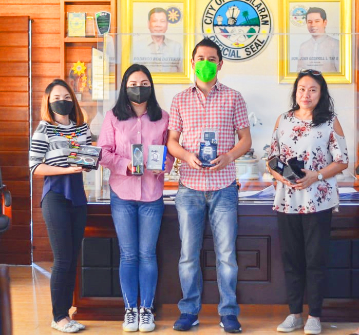 (From left) City Agrivet Officer Dr. Genette Egos, Tagbilaran City’s First Lady Jane Yap, City Mayor John Geesnell “BABA” Yap, and Bohol Chamber of Commerce and Industry (BCCI) Executive Assistant Rolaine Bautista Uy during the turn-over of gadgets from the Fish Visayas Project and BCCI. 